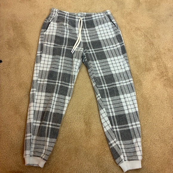 Aerie Gray and White Plaid Fleece PJ’s - Small Short - Picture 2 of 16